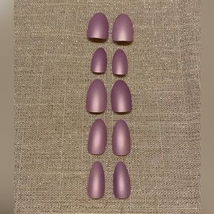 10 glue on nails💅🏽💜